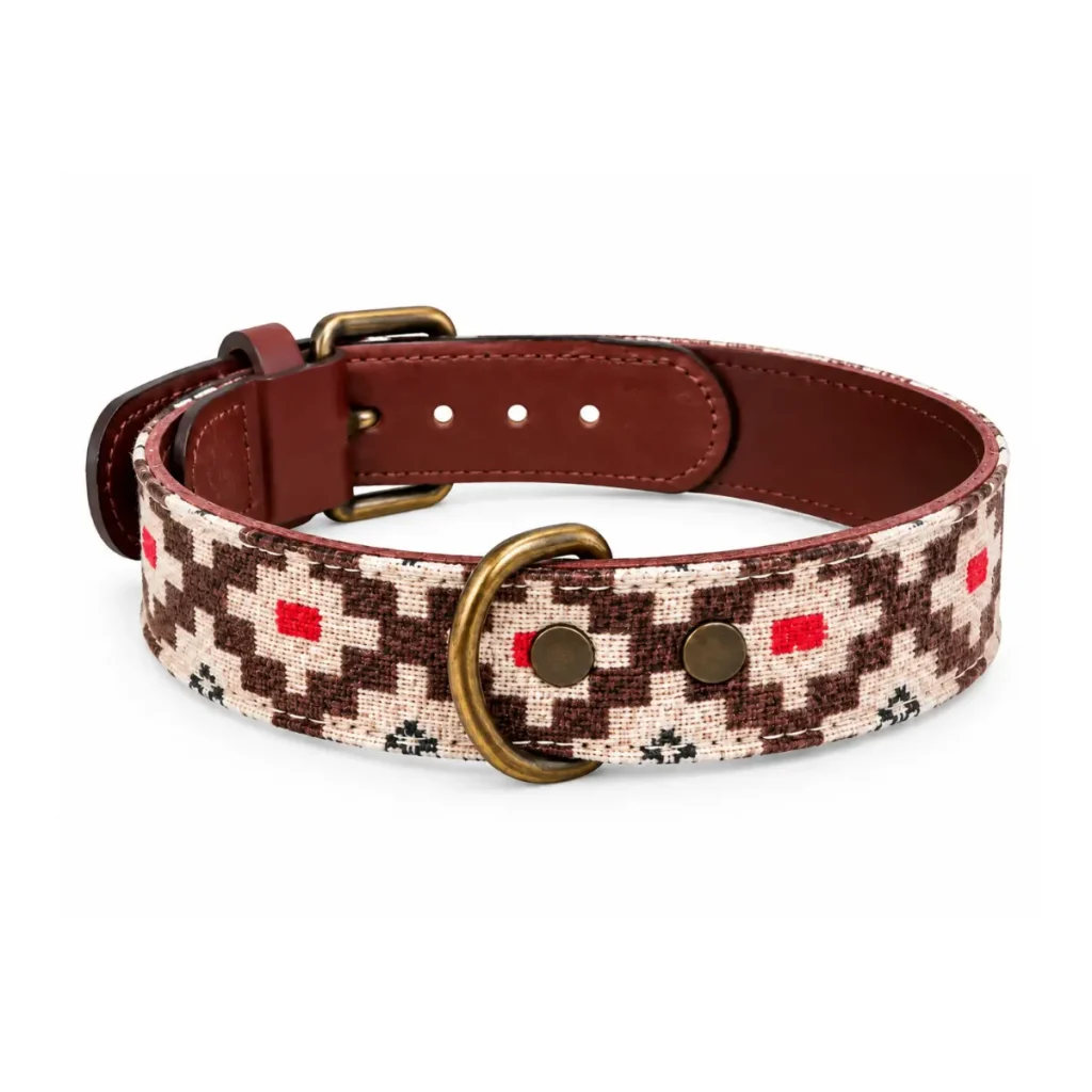 Collar Kivu de DANNTE con rombos marrones sobre fondo crema
