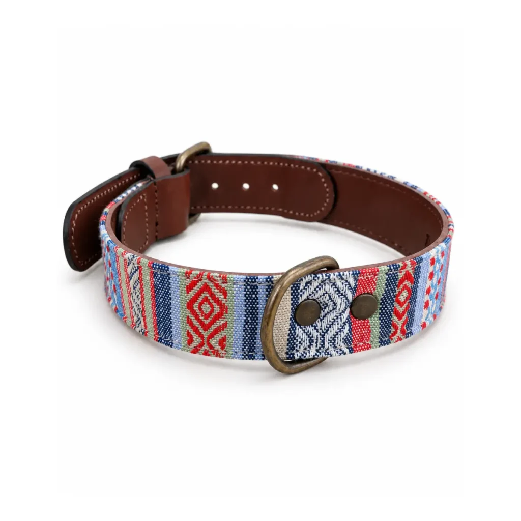 Collar Senda de DANNTE de frente con tejido rojo y azul