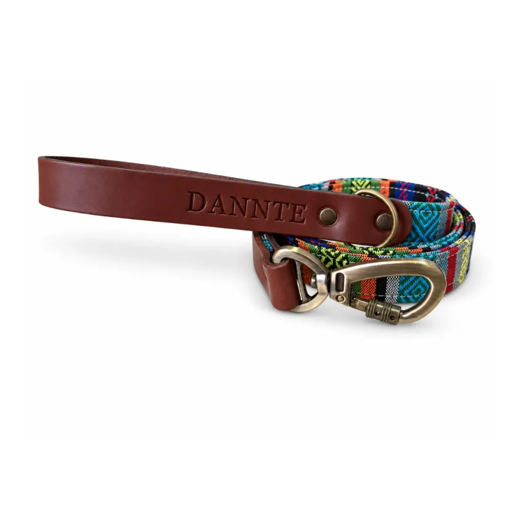 Correa Amaru de DANNTE enrollada en tejido multicolor